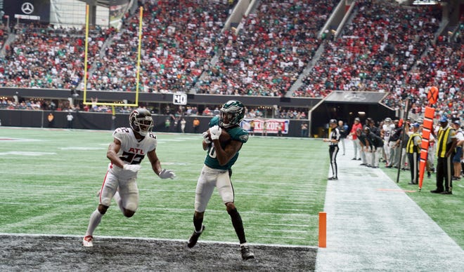 Eagles wide receiver DeVonta Smith pulls down a touchdown pass during the first quarter of a 32-6 win in Atlanta.