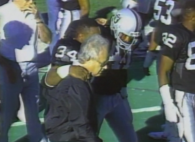 Bo Jackson dislocates his hip against the Bengals in the 1991 AFC playoffs